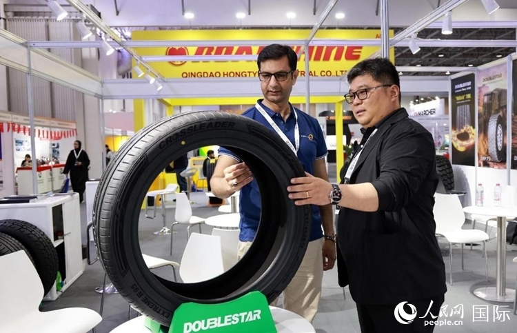 工作人員向客戶展示雙星電動汽車輪胎。和傳統汽車輪胎相比，電動汽車輪胎具有更高承載能力、更加靜音舒適、更好極速抓地、更低滾動阻力等特點。人民網記者 管克江攝