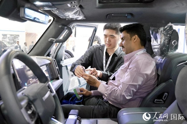 客戶在了解中國產汽車。人民網記者 管克江攝