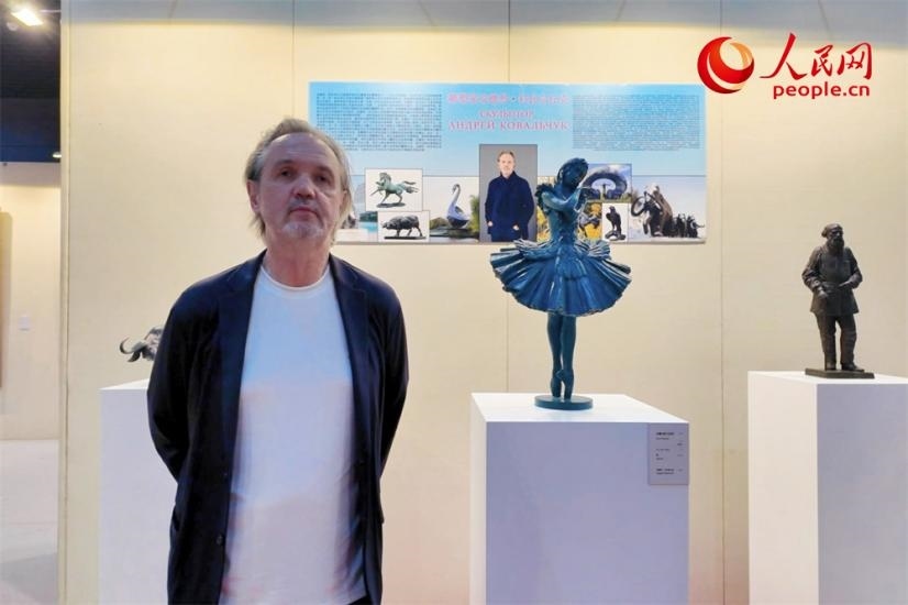 俄羅斯人民藝術(shù)家、俄羅斯美協(xié)主席安德烈·科瓦爾丘克正在接受人民網(wǎng)的采訪。人民網(wǎng)記者 劉微攝