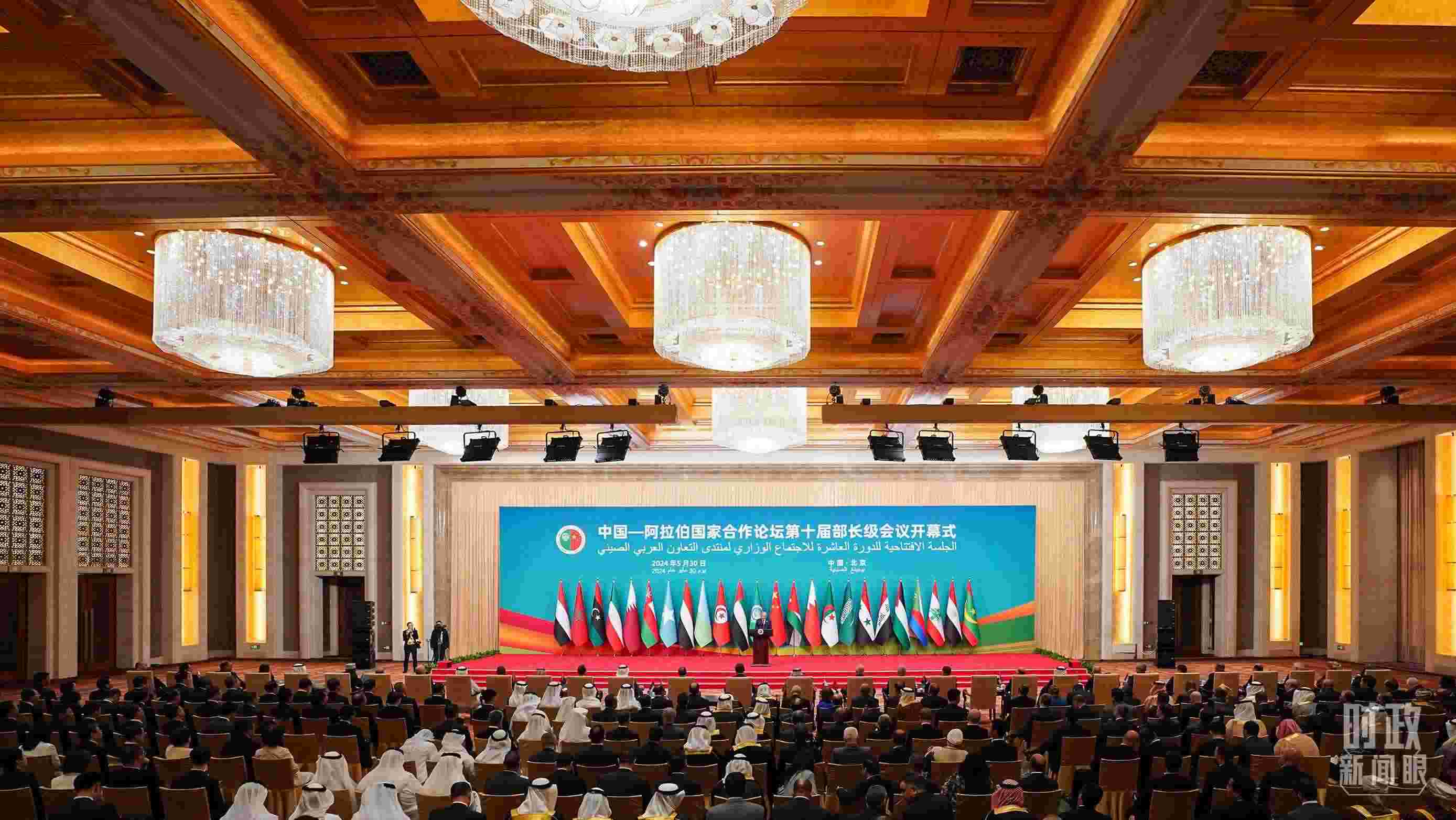 △5月30日開幕式現(xiàn)場，阿盟秘書長蓋特在致辭。（總臺國廣記者李晉拍攝）