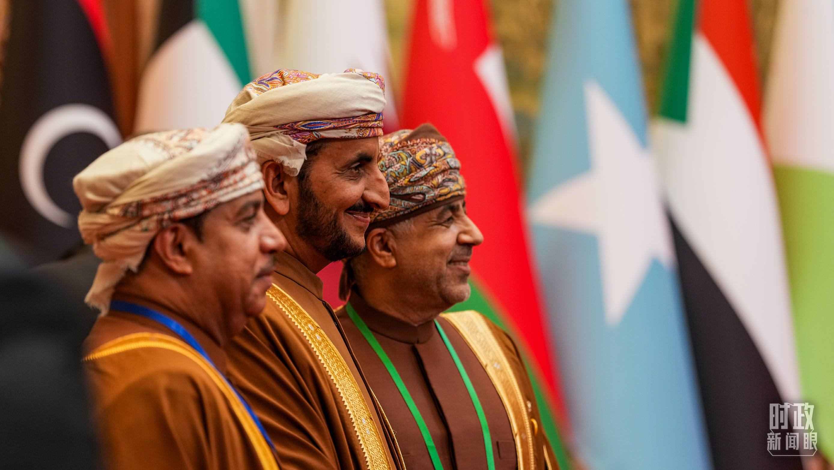 △與會代表在現(xiàn)場合影留念。（總臺國廣記者李晉拍攝）