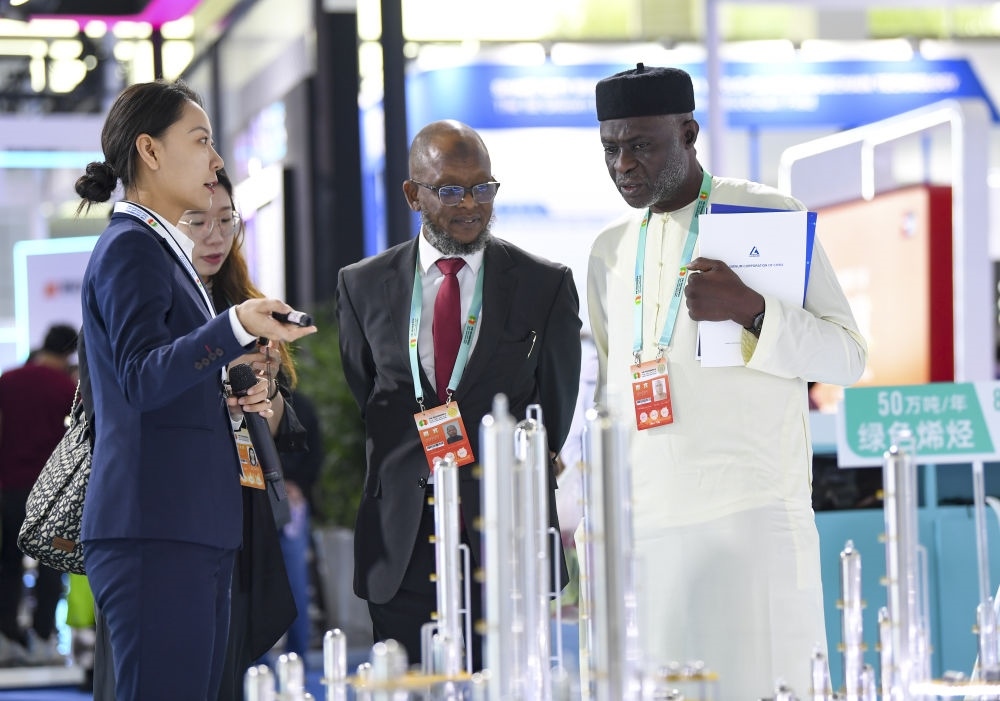2023年9月22日，嘉賓在第六屆中阿博覽會(huì)上了解清潔能源項(xiàng)目。新華社記者 馮開(kāi)華 攝