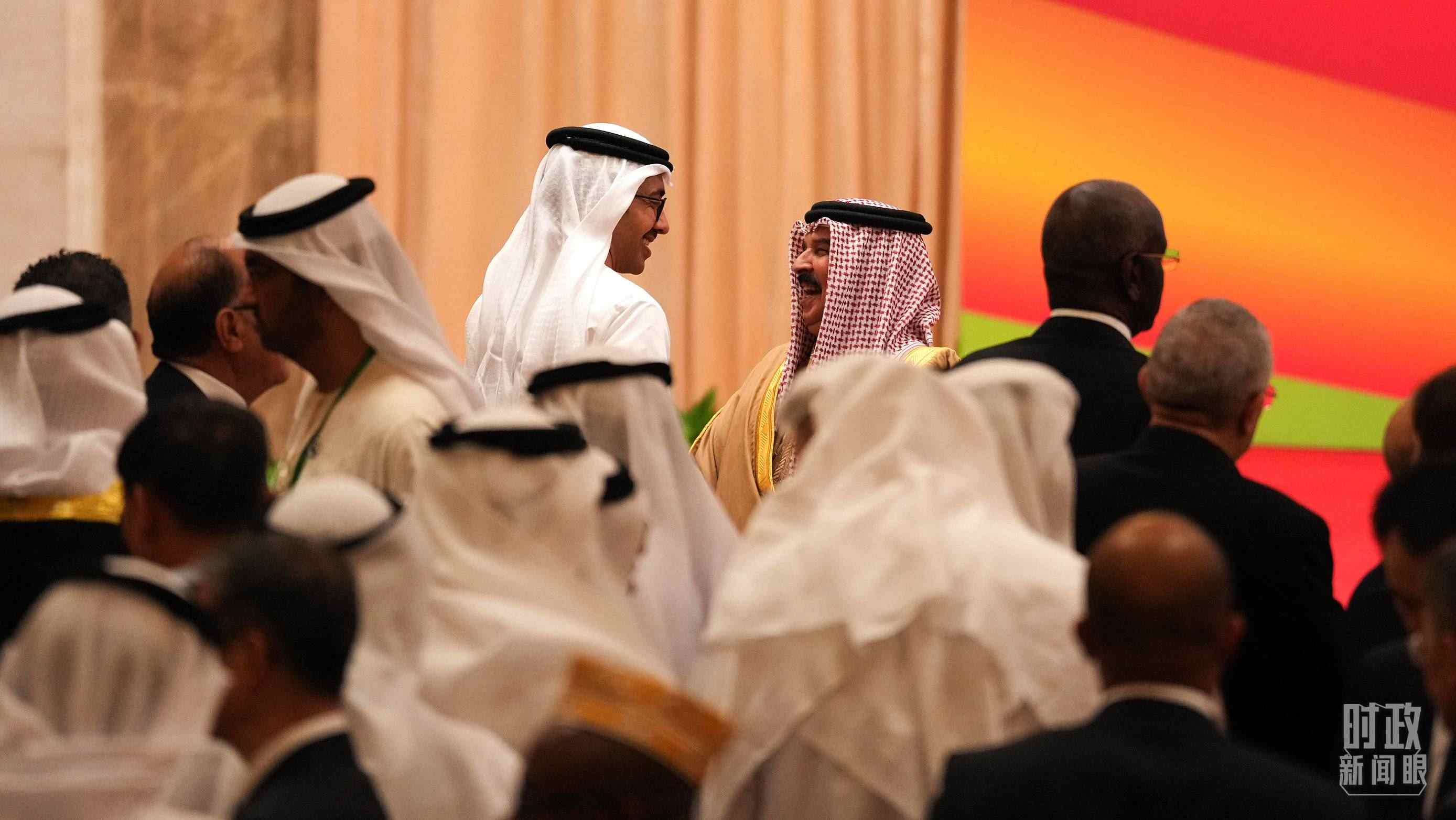 △與會代表在交談。（總臺國廣記者李晉拍攝）