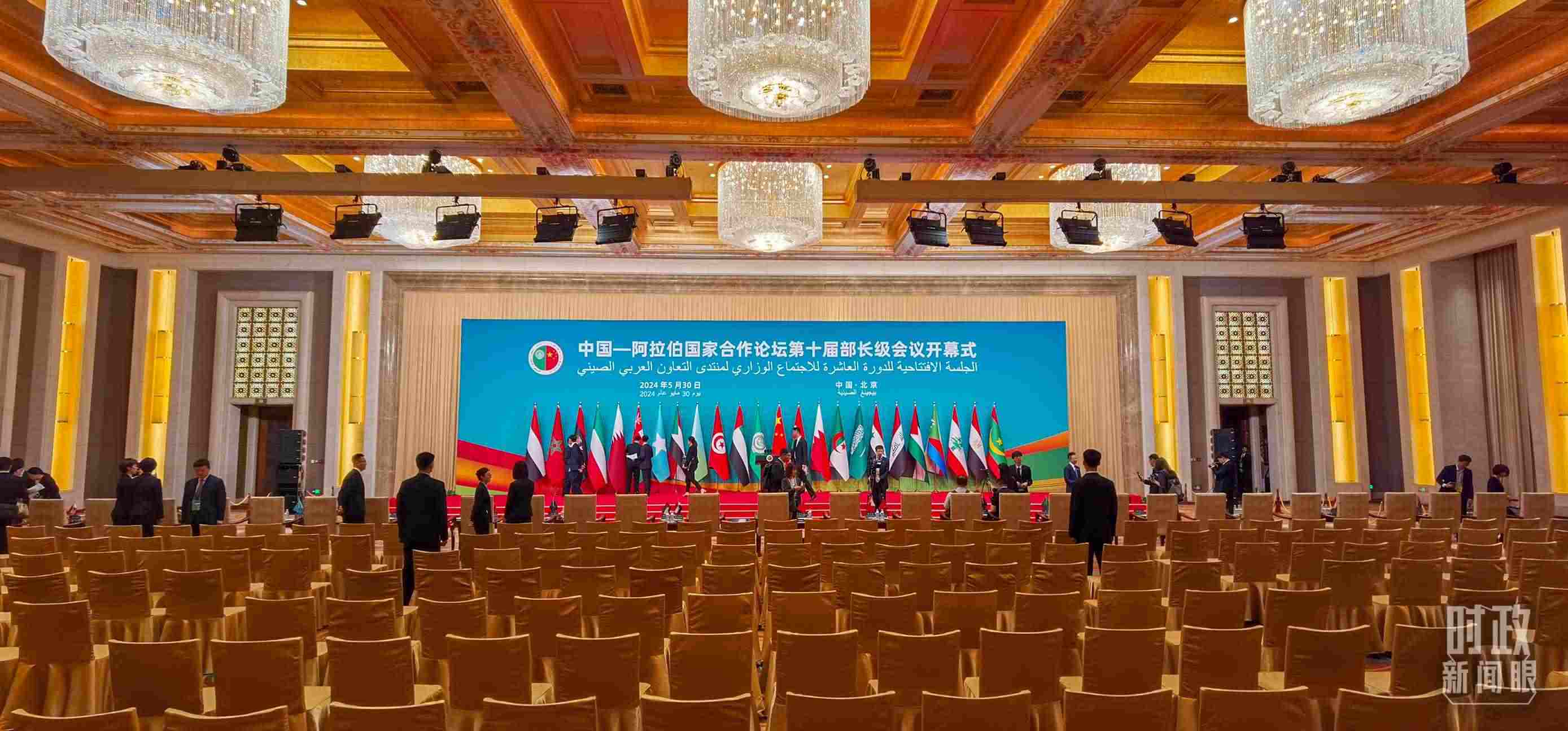 △會議開始前，現(xiàn)場正在進行各項準備工作。（總臺央視記者郭鴻拍攝）