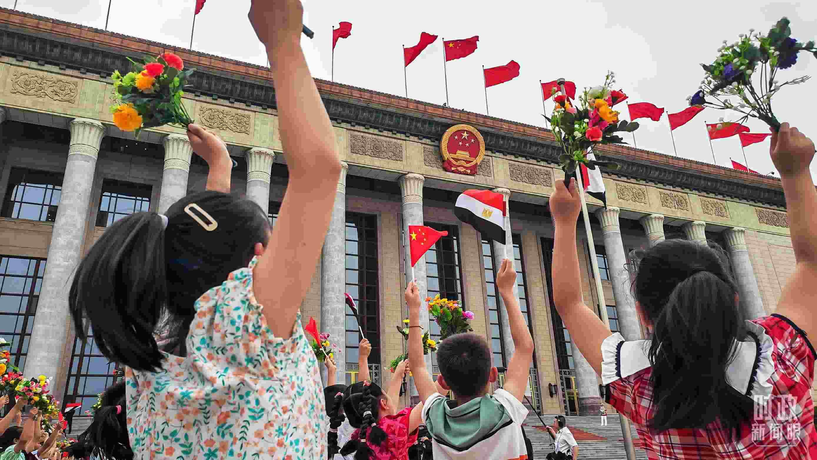 △5月29日下午，習近平主席舉行儀式歡迎埃及總統(tǒng)塞西訪華。圖為歡迎儀式現(xiàn)場的少年兒童。（總臺央視記者劉琦拍攝）