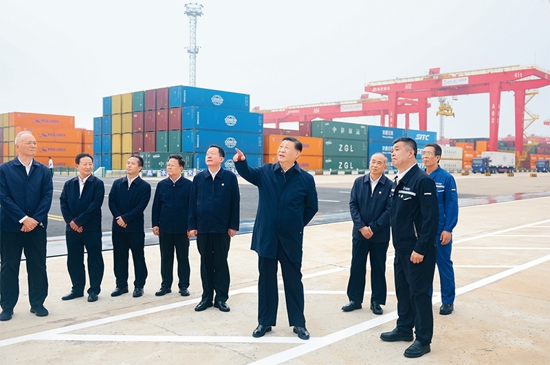 2024年5月22日至24日，中共中央總書記、國家主席、中央軍委主席習近平在山東考察。這是22日下午，習近平在日照港察看全自動化集裝箱碼頭作業(yè)場景。 新華社記者 鞠鵬/攝