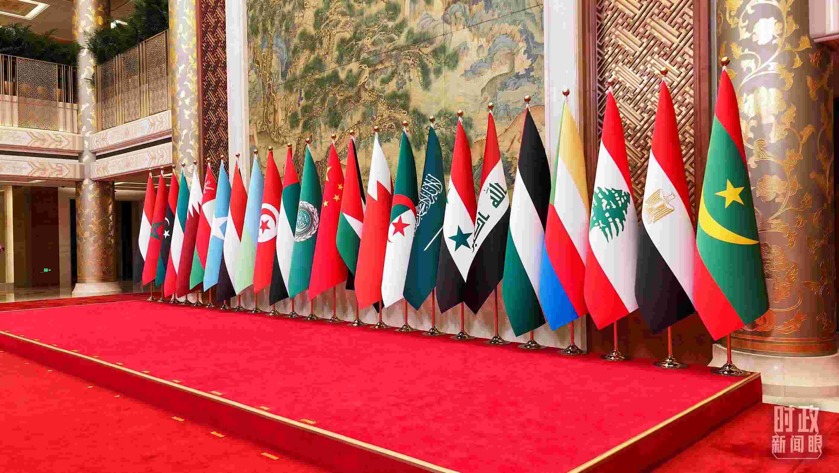 △會議現(xiàn)場的旗陣。（總臺央廣記者馬喆拍攝）