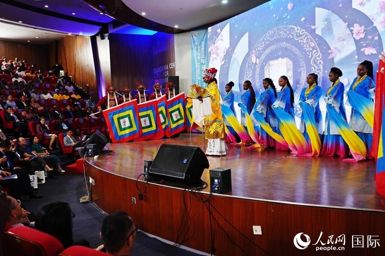 開幕式前，內(nèi)羅畢大學(xué)孔子學(xué)院學(xué)生進行文藝表演。人民網(wǎng)記者 黃煒鑫攝