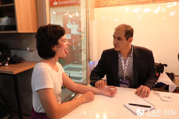 在巴西米納斯吉拉斯州首府貝洛奧里藏特開辦診所的中醫(yī)師保羅·貢扎爾韋斯，正在把脈并觀察舌苔。人民網(wǎng)記者 陳一鳴攝