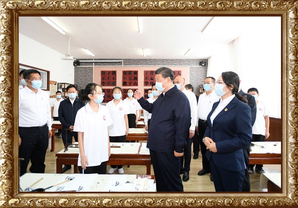 2021年9月13日至14日，習(xí)近平總書(shū)記在陜西省榆林市考察。14日上午，習(xí)近平在綏德實(shí)驗(yàn)中學(xué)考察時(shí)，同正在練習(xí)書(shū)法的學(xué)生親切交流。