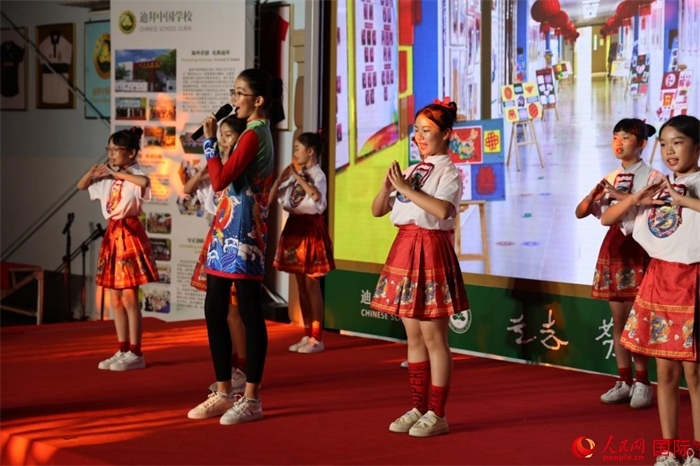 活動(dòng)上，孩子們表演原創(chuàng)歌舞節(jié)目。人民網(wǎng)記者 張志文攝