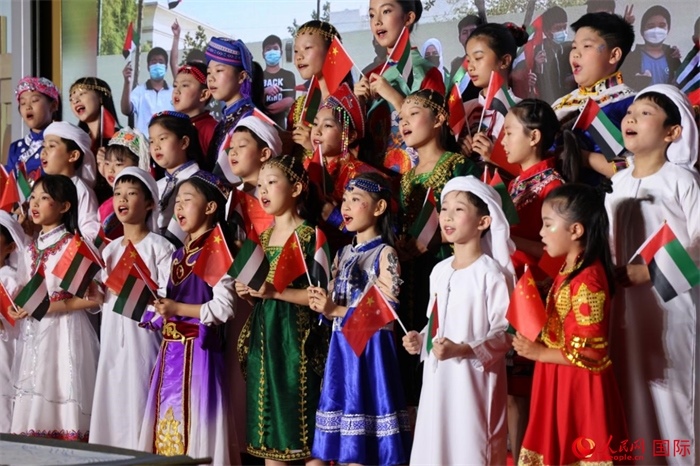 活動(dòng)上，身著中阿傳統(tǒng)服飾的孩子們共唱歌曲，表達(dá)對(duì)美好未來的向往。人民網(wǎng)記者 張志文攝