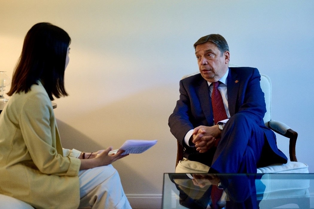 西班牙農(nóng)業(yè)、漁業(yè)和食品大臣普拉納斯接受人民網(wǎng)專訪。西班牙駐華大使館供圖