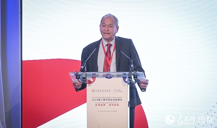 英國48家集團俱樂部榮譽主席斯蒂芬·佩里致辭。人民網 郭錦標攝