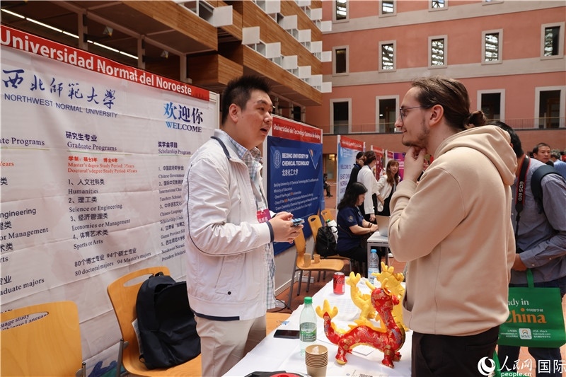 西班牙應屆畢業(yè)生在展臺前咨詢。人民網(wǎng)記者 顏歡攝