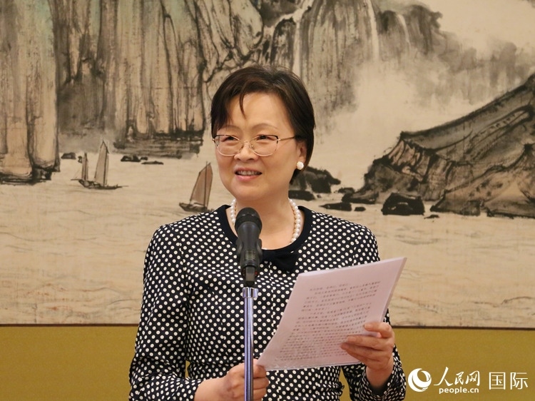 大使夫人丁玥致辭。人民網(wǎng) 許可攝