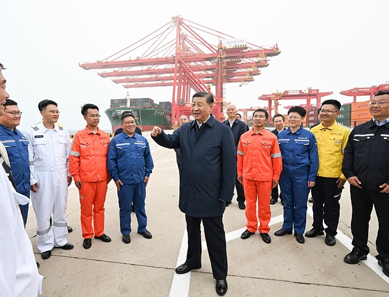 △2024年5月22日，習近平總書記在山東省日照港親切慰問港口科技工作者、運營人員、航運人員。