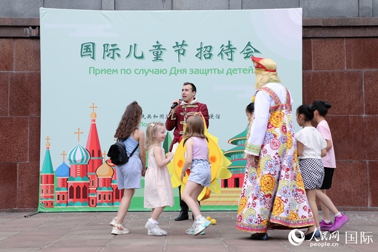 中俄兩國(guó)小朋友共同參與互動(dòng)游戲。人民網(wǎng)記者 隋鑫攝