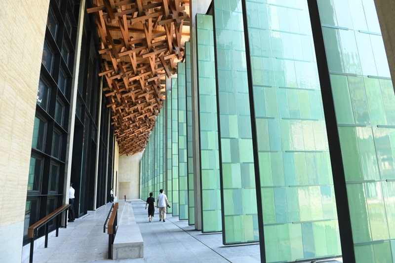 2022年7月23日，杭州國(guó)家版本館屋頂?shù)哪緲?gòu)和青瓷門(mén)扇相映成趣。