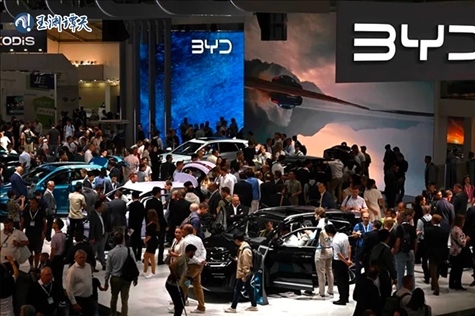 中國(guó)新能源汽車(chē)亮相德國(guó)車(chē)展，引發(fā)圍觀