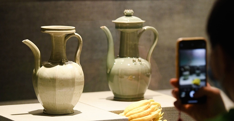 2021年9月14日，浙江省博物館，觀眾在拍攝北宋龍泉窯執(zhí)壺（左）和龍泉青瓷藝人劉杰制作的執(zhí)壺。