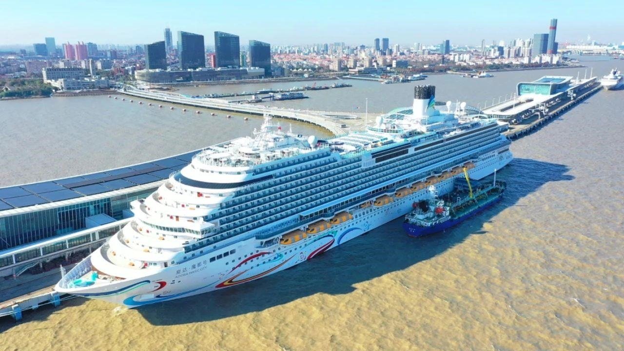 △2024年1月1日，國產(chǎn)首艘大型郵輪“愛達·魔都號”從上海吳淞口國際郵輪港開啟商業(yè)首航。