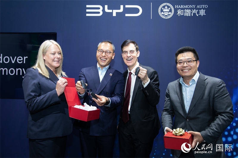 兩位英國消費者獲得新車鑰匙。人民網(wǎng)記者 許立群攝影