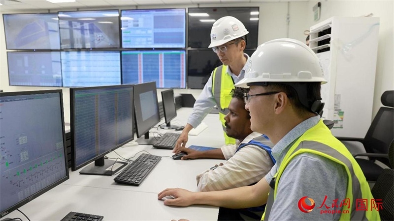 工作人員進(jìn)行倒送電準(zhǔn)備。人民網(wǎng)記者 管克江攝