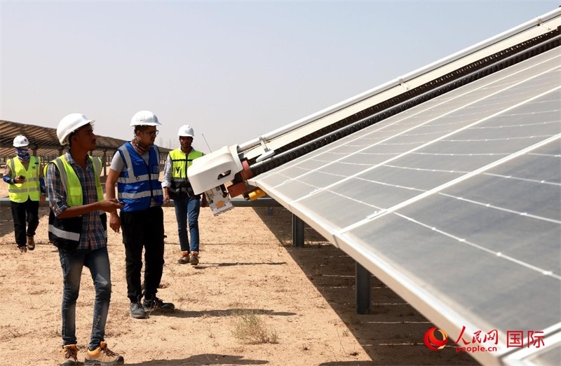 工作人員在測(cè)試自動(dòng)清掃機(jī)器人。人民網(wǎng)記者管克江攝