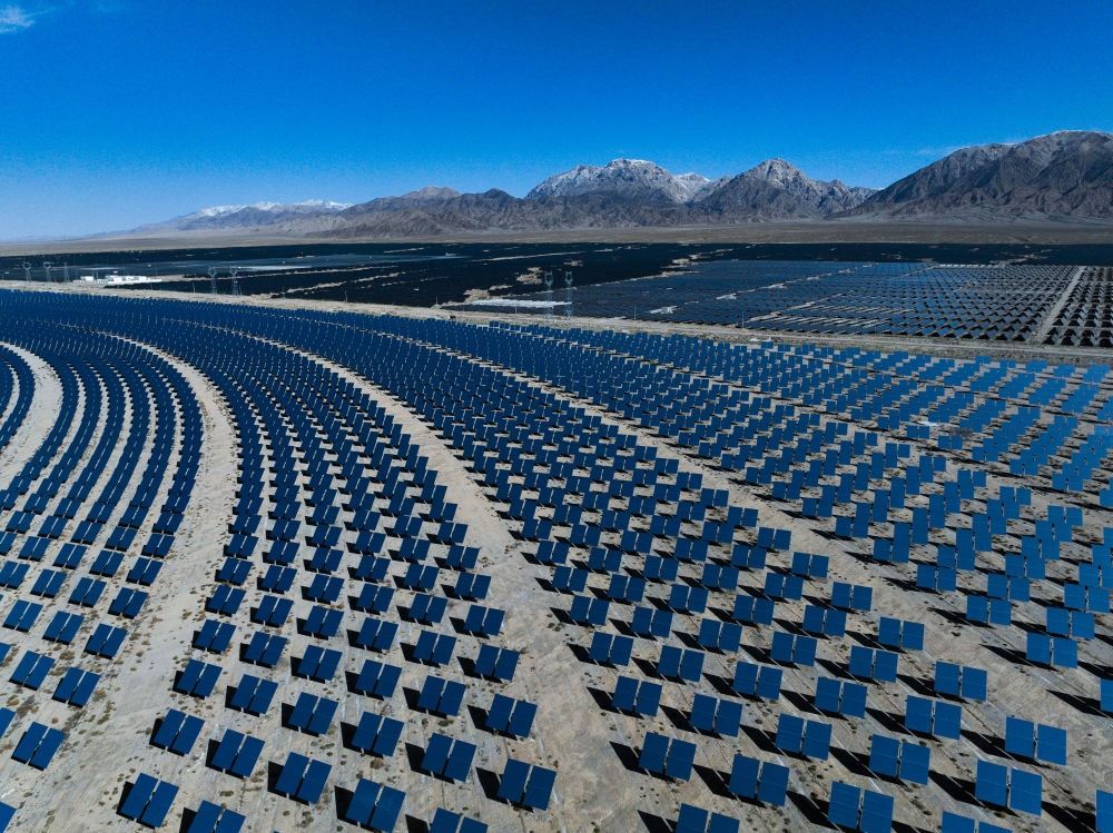 這是2024年4月23日在青海省海西蒙古族藏族自治州德令哈市光伏（光熱）產(chǎn)業(yè)園拍攝的光熱電站（無人機照片）。新華社記者 張龍 攝