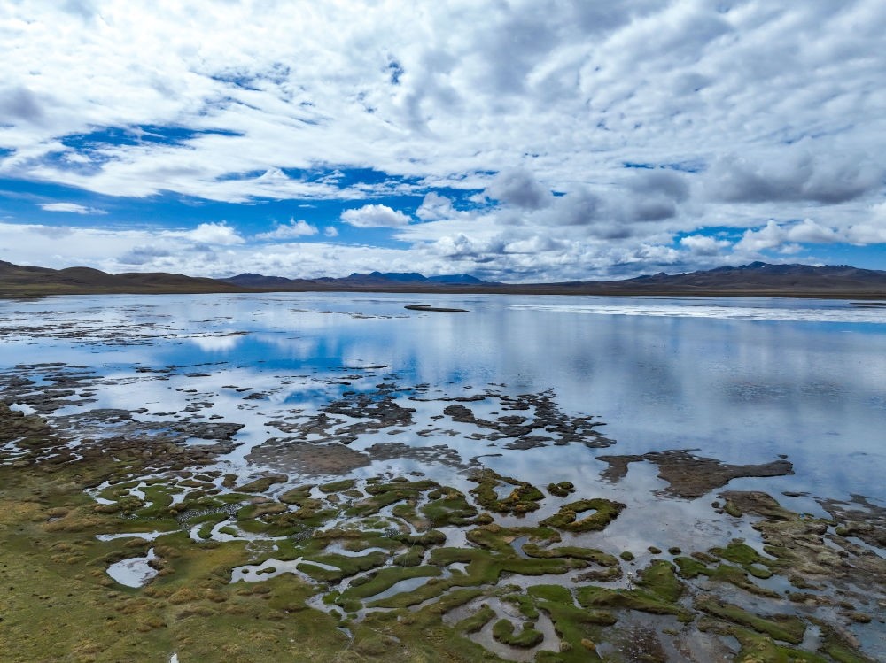 這是2024年5月26日在長江源頭地區(qū)拍攝的班德湖一角（無人機照片）。新華社記者 張龍 攝