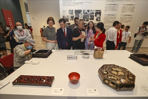 2023年5月28日，北京，推光漆器匠人為駐華使節(jié)展示技藝。