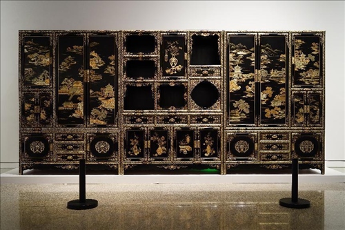 2023年7月9日，北京，中國(guó)工藝美術(shù)館·中國(guó)非物質(zhì)文化遺產(chǎn)館，“山西特色專業(yè)鎮(zhèn)·平遙非遺雙寶中華行”展覽展出的推光漆器作品。