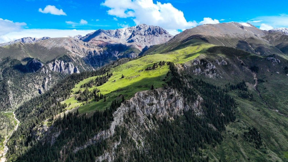 這是2023年6月18日在青海省玉樹藏族自治州囊謙縣拍攝的風光（無人機照片）。新華社記者 張龍 攝