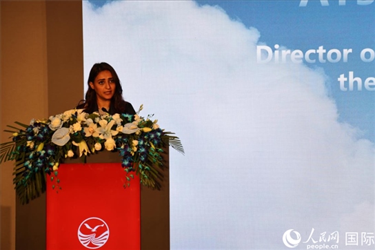 阿聯(lián)酋經(jīng)濟部旅游司司長艾莎·阿菲菲致辭。人民網(wǎng)記者張志文攝