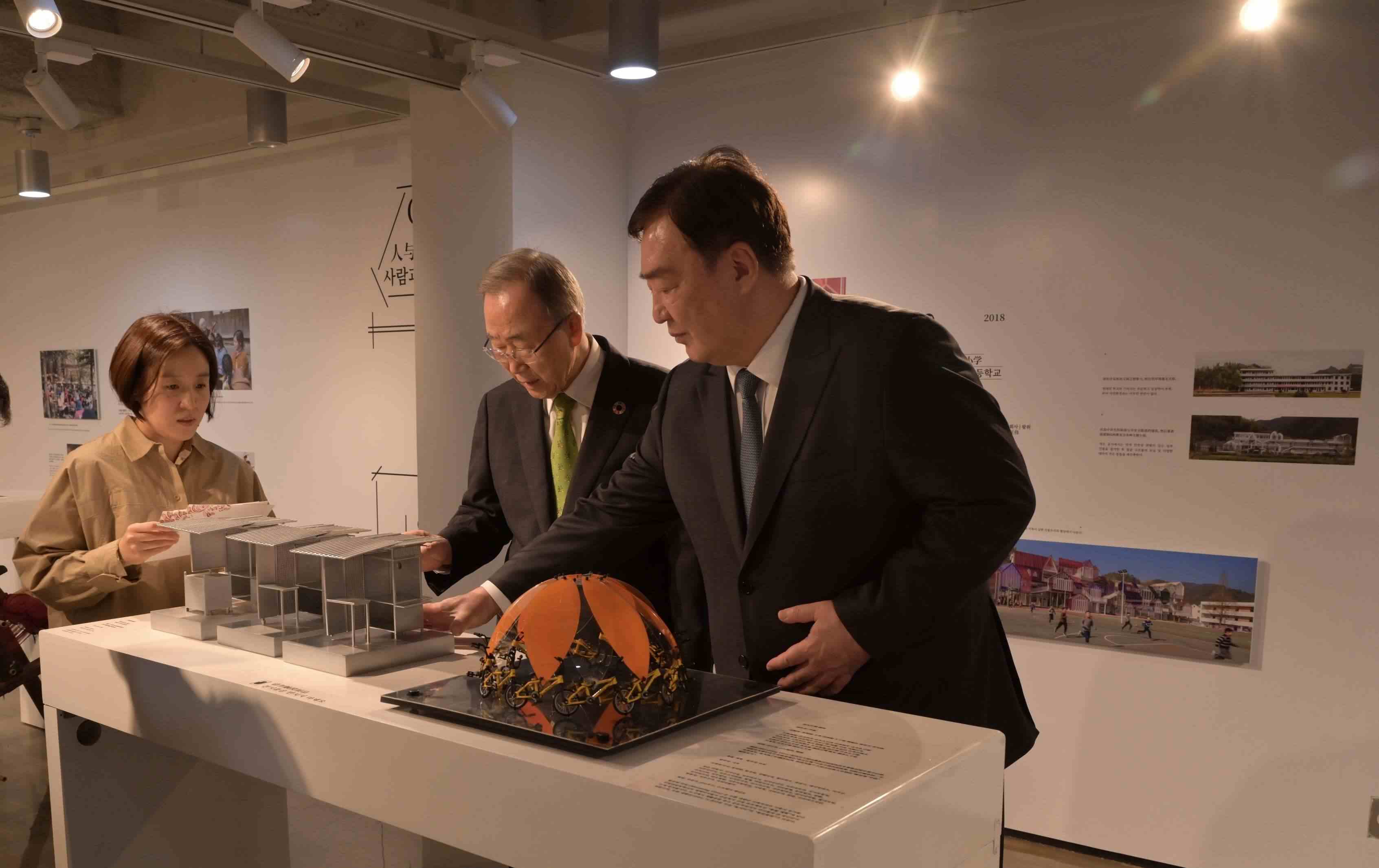 邢海明（右一）與潘基文共同參觀《自然生活傳承——美麗中國特展》。首爾中國文化中心供圖