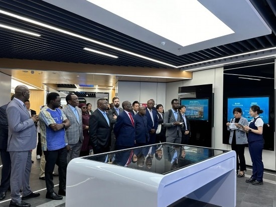 使節(jié)團考察云上貴州大數(shù)據(jù)集團展示中心。新華社記者 袁睿 攝