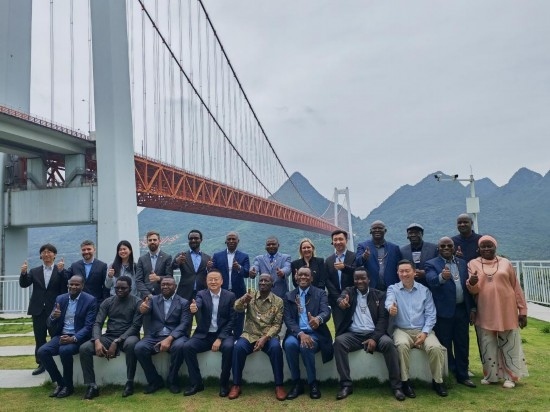 使節(jié)團與壩陵河大橋合影。新華社記者 吳思 攝
