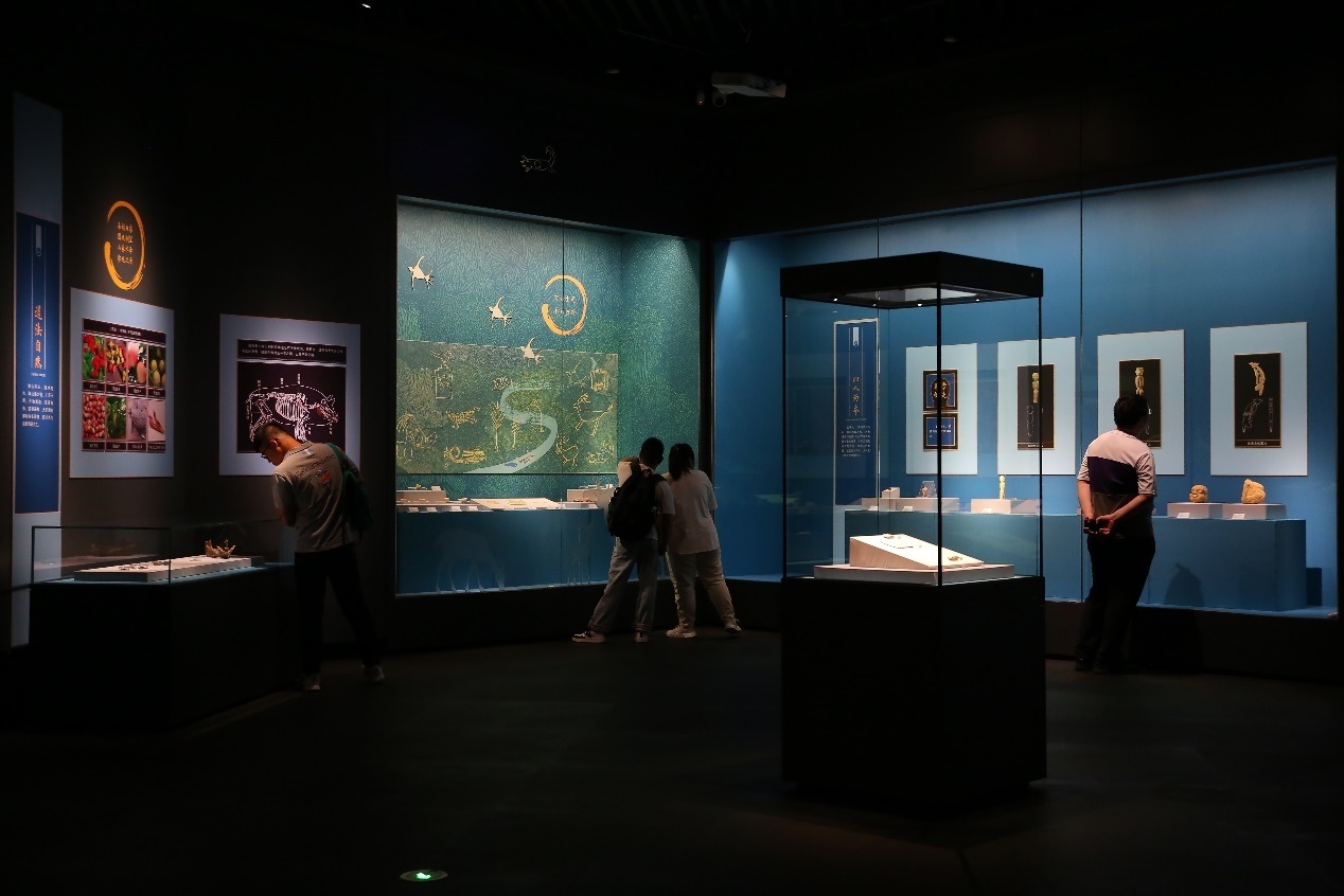 觀眾正在參觀展覽。國家文物局供圖