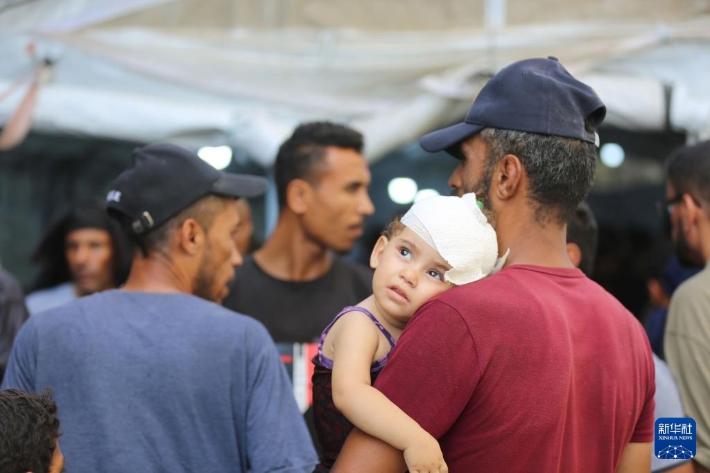 這是6月8日在加沙地帶中部努賽賴特難民營拍攝的傷員。新華社發(fā)（馬爾萬·達烏德攝）