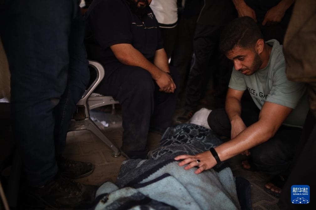 這是6月8日在加沙地帶中部努賽賴特難民營拍攝的以軍襲擊受害者。新華社發(fā)（馬爾萬·達烏德攝）