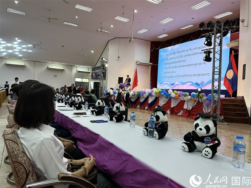 圖片：中老嘉賓在第二十三屆漢語橋世界大學(xué)生中文比賽老撾賽區(qū)決賽上致辭。孫廣勇攝