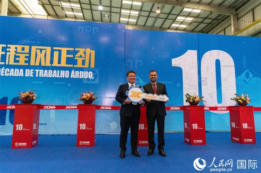 儀式上，徐工巴西制造總經(jīng)理李寒光將第23456臺產品鑰匙交付給客戶巴西Simak公司首席執(zhí)行官安德森·阿布魯手中。 人民日報社拉美中心分社 威廉·科埃略·維亞納攝