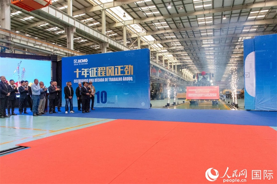 儀式上，米納斯吉拉斯州、波蘇阿雷格里市政府官員，徐工巴西制造的供應商、經(jīng)銷商、客戶伙伴、員工代表和在巴中資機構代表等，一起祝賀徐工巴西制造第23456臺產品下線并交付客戶。 人民日報社拉美中心分社 威廉·科埃略·維亞納攝