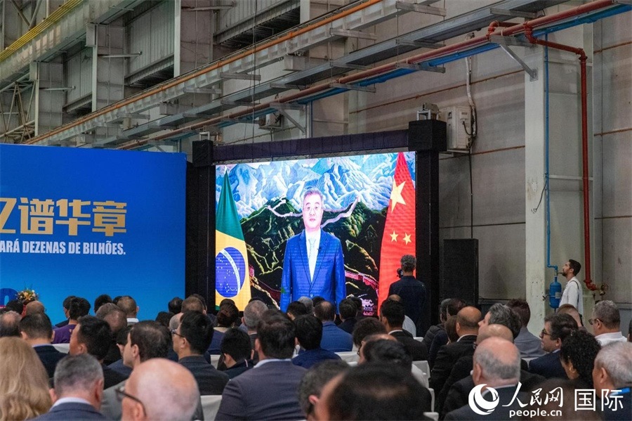 中國駐巴西大使祝青橋在視頻致辭中表示，徐工在巴西的發(fā)展，是眾多中國企業(yè)在習近平主席提出的共建“一帶一路”倡議推動下，將中國的技術和產業(yè)發(fā)展成果帶往世界，促進各國發(fā)展的縮影。 人民日報社拉美中心分社 威廉·科埃略·維亞納攝