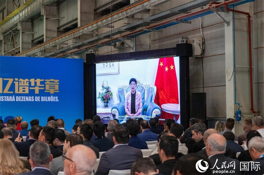 中國駐里約熱內盧總領事田敏在視頻致辭中表示，中國是米納斯吉拉斯州第一大貿易伙伴和重要投資來源國。近年來，雙方在貿易投資、科技創(chuàng)新、裝備制造、人文交流等領域開展了富有成果的合作。 人民日報社拉美中心分社 威廉·科埃略·維亞納攝