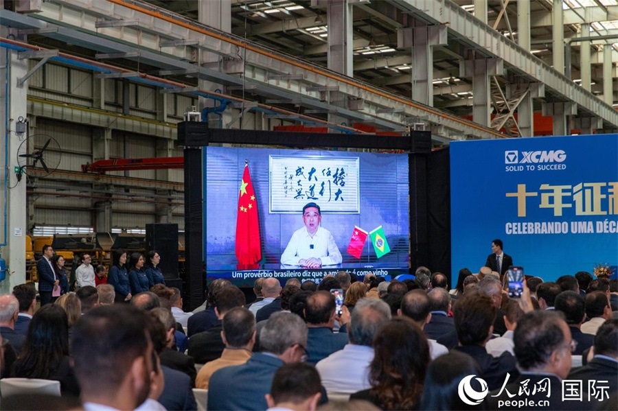 徐工集團、徐工機械董事長楊東升在視頻致辭中表示，徐工作為中國工程機械的排頭兵，堅定不移實施國際化主戰(zhàn)略，投資運營的徐工巴西制造基地成為見證中巴友誼的標桿示范。 人民日報社拉美中心分社 威廉·科埃略·維亞納攝