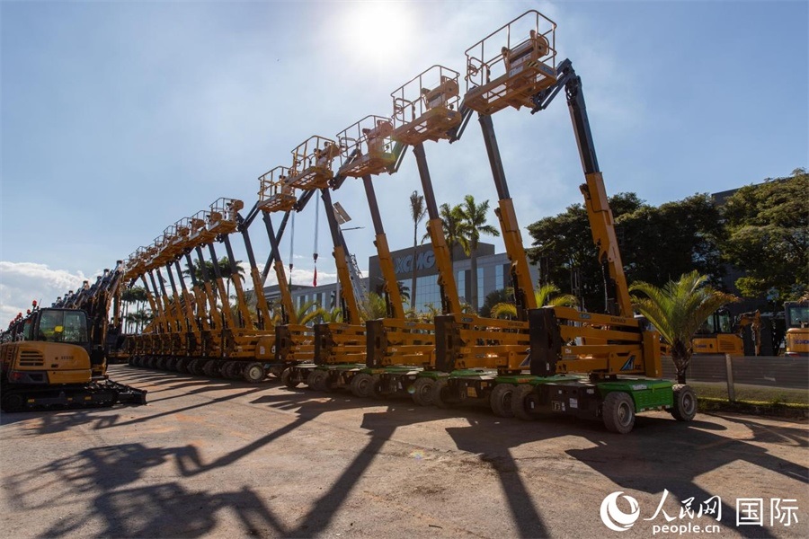 在徐工巴西制造生產基地，一批完成生產的設備正準備交付客戶。 人民日報社拉美中心分社 威廉·科埃略·維亞納攝
