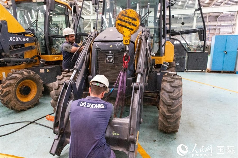 兩名徐工巴西制造基地的當?shù)貑T工正在進行設備安裝和調試。 人民日報社拉美中心分社 威廉·科埃略·維亞納攝