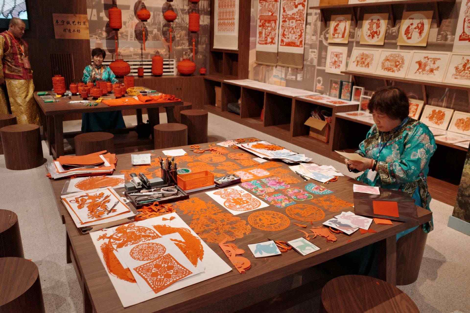 “氣象萬千——中國非遺保護實踐主題展”上，非遺傳承人現(xiàn)場展示。人民網(wǎng)記者 劉微攝